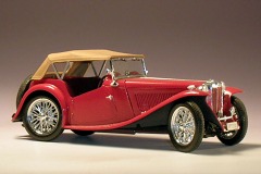 Modell: roter Sportwagen mit geschlossenem, beigefarbenen Faltdach.